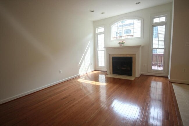 Building Photo - 4555 Fair Valley Dr