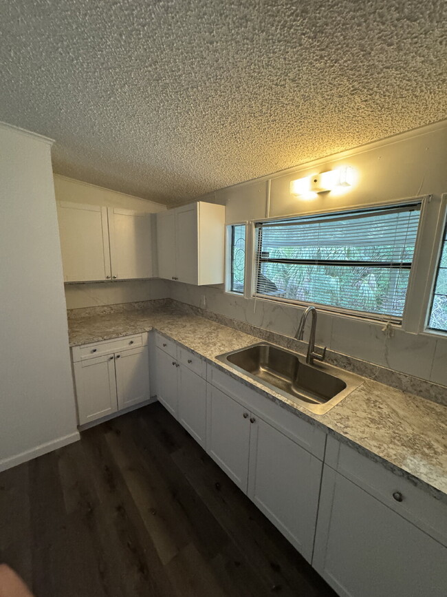 Building Photo - "Charming 1-Bedroom Retreat with Full & Ha...
