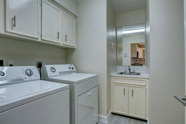 Building Photo - 13819 Starhill Ct
