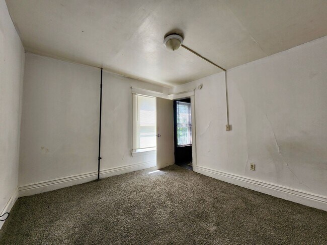 Building Photo - Spacious 5 Bedroom 2 Full Bath House | Front Porch | Back Yard | Off Street Parking | in-Unit Lau...