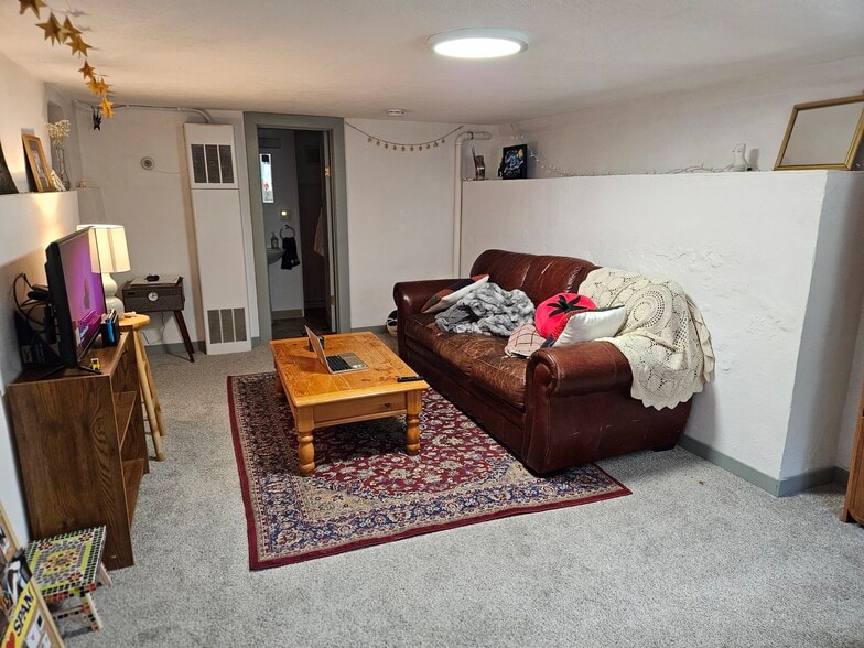 Living room, occupied - 338 E Pitkin St