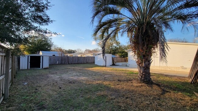 Building Photo - Huge 4 bedroom 2 bath home in a great family neighborhood.