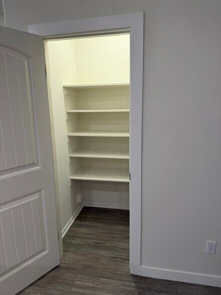 Building Photo - 30383 Town Square Dr