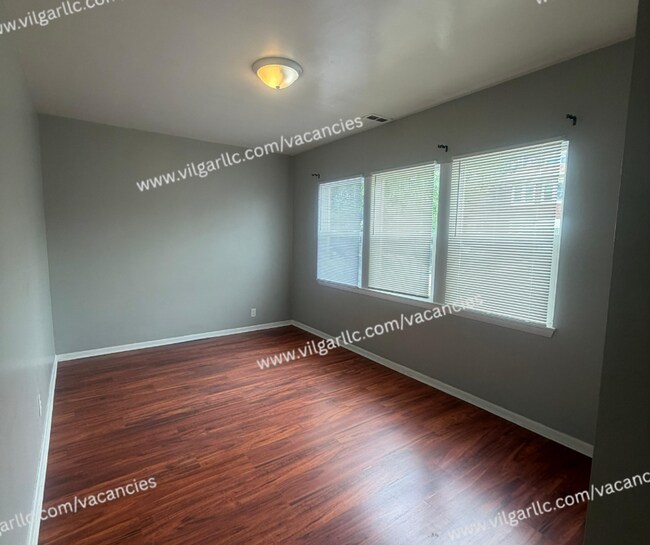 Building Photo - 4842 Northcote Ave
