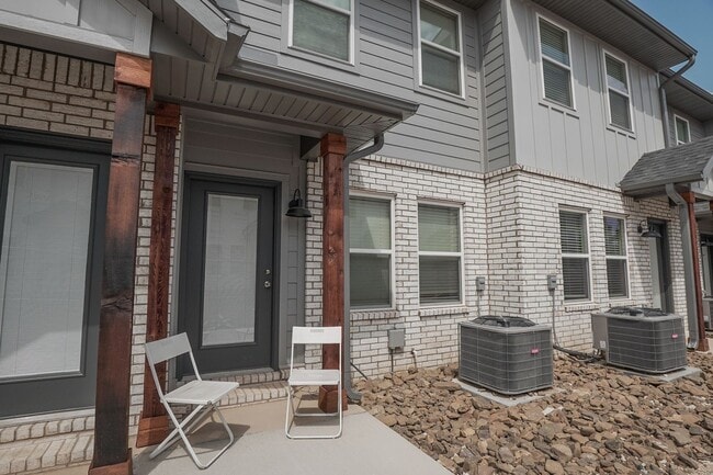 Building Photo - 2 bedroom 2.5 bath home located in Fayetteville, AR