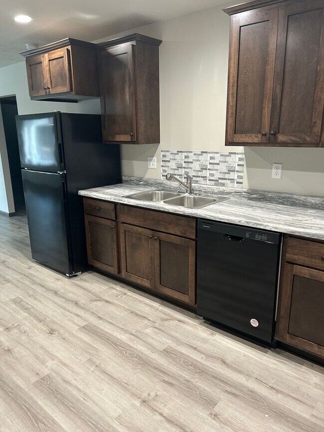 Building Photo - 4 bed 3 bath Townhome For Rent!