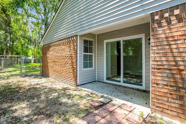 Building Photo - 3 Bedroom 2 Bathrooms in Sterling Creek - ...