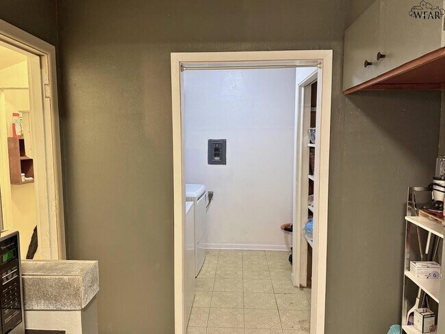 Building Photo - 405 Vaughn St