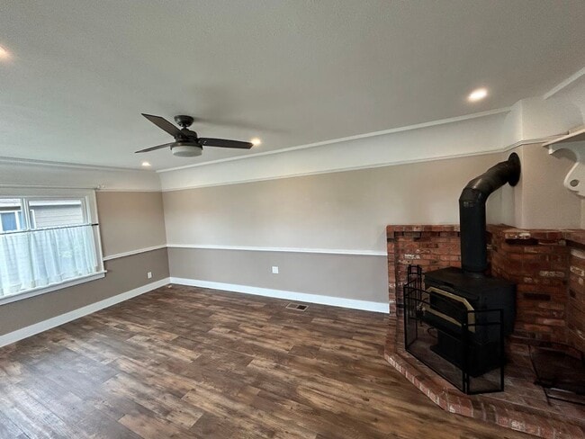 Building Photo - Three Bedroom House for Rent With a Garage...