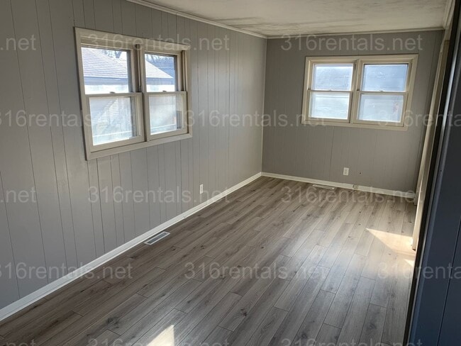 Building Photo - $1,300 - 3 bedroom 2 bath - Beautiful home...