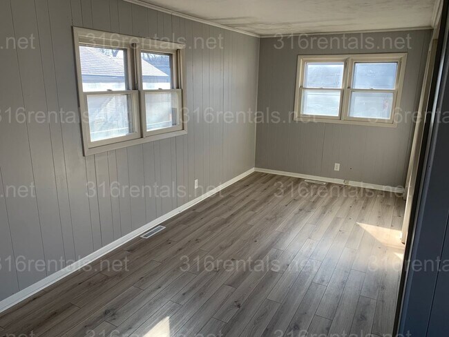 Building Photo - $1,350 - 3 bedroom 2 bath - Beautiful home...