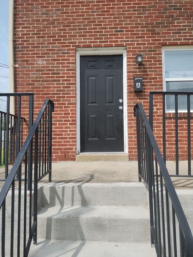 Building Photo - 104 Poe St