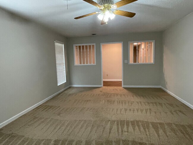 Building Photo - 118 Hollingsworth Dr