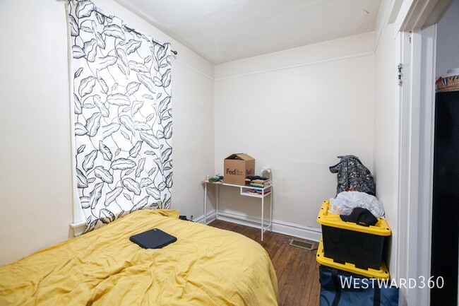 Building Photo - 2550 N Southport Ave