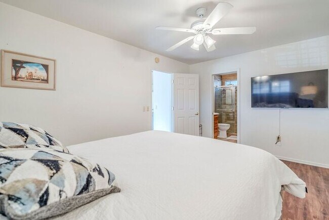 Building Photo - Pending/ Rented - Turnkey Charm in Green Valley – Furnished Townhome with Gated Serenity!