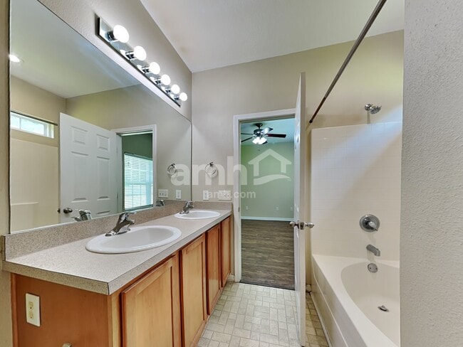 Building Photo - 155 Red Oak Dr