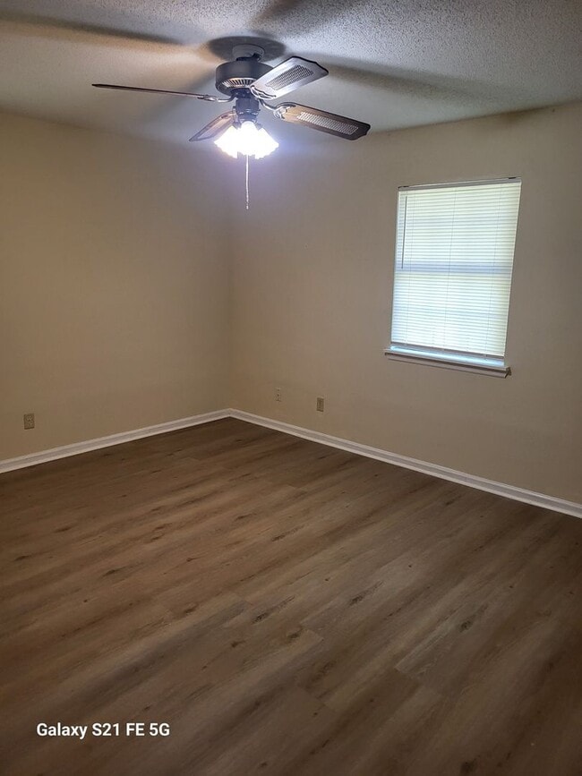 Building Photo - THREE BEDROOM, TWO BATH