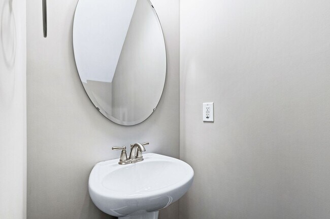 Building Photo - Modern 3BR/2.5BA Home with Open Layout – W...