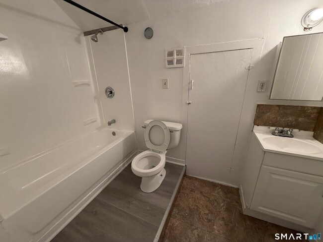 Building Photo - 571 Baldwin St