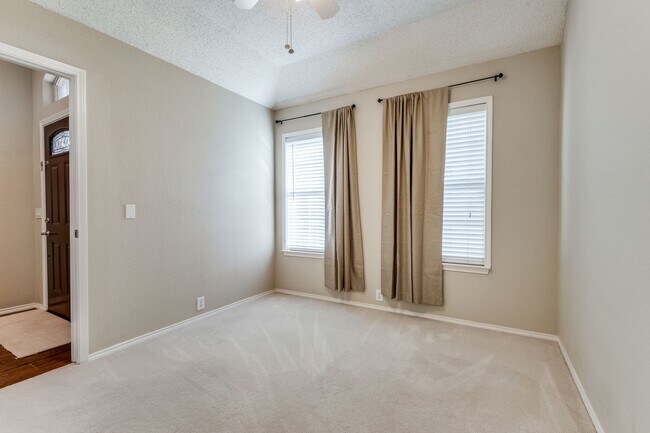 Building Photo - Stunning 3 Bedroom in the Champion Streets...