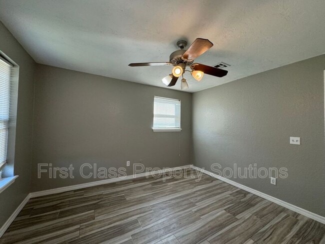 Building Photo - 3524 Hillside Dr