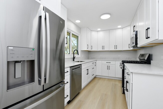 Building Photo - 7800 W Kingston Dr