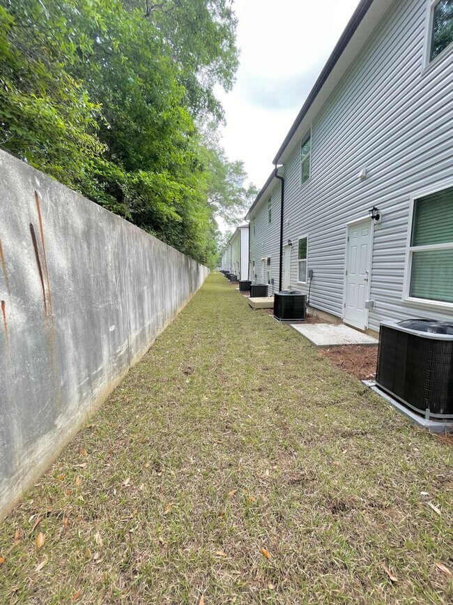 Building Photo - 3/3 condo convenient to FSU, FAMU, TCC, re...