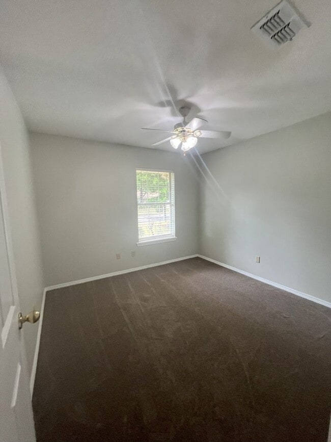 Building Photo - Charming 3 bed 2 bath with fenced yard
