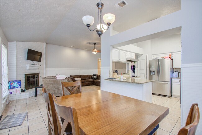 Building Photo - 5010 Village Springs Dr