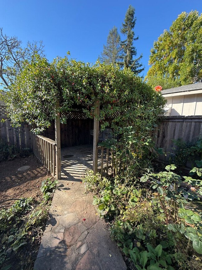 Building Photo - Experience the perfect blend of comfort, s...
