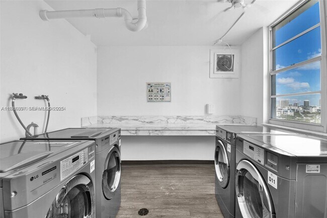 Building Photo - 300 Bayview Dr