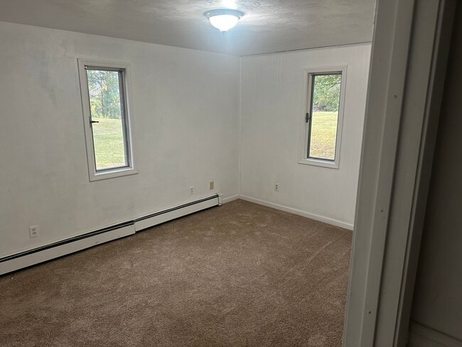 Building Photo - 3 bedroom available for immediate move in!