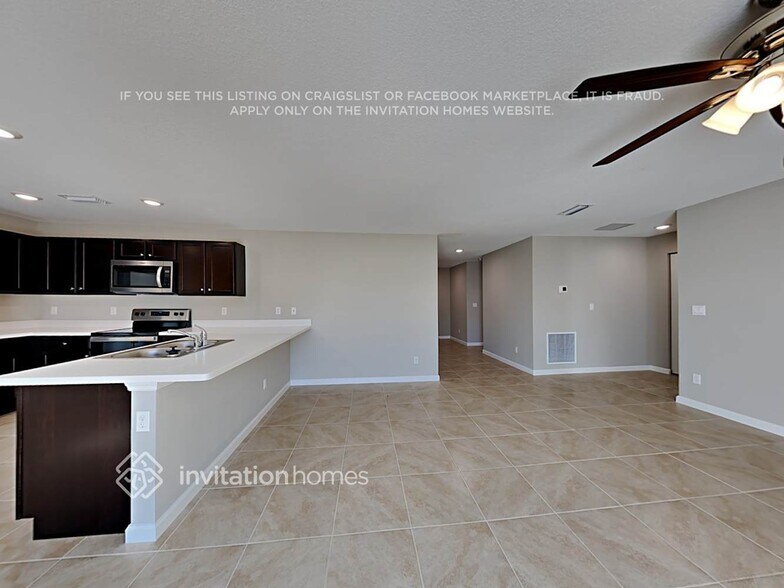 Building Photo - 244 SW Aubudon Ave