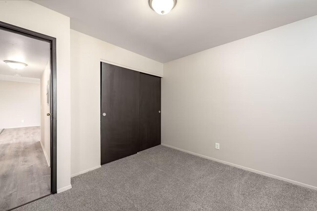 Building Photo - Everett Apartments - 101-10
