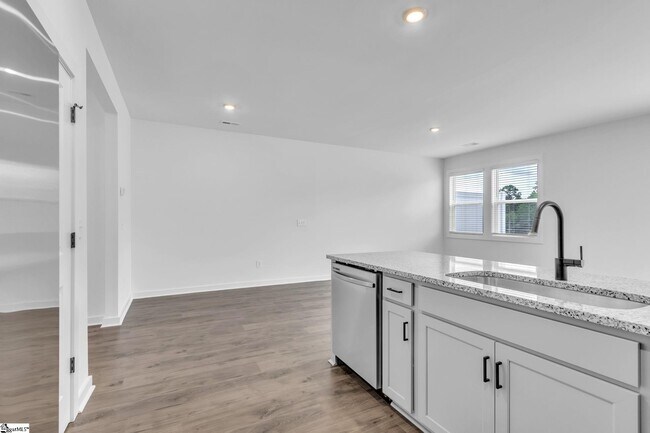 Building Photo - 1250 Westgate Vlg Dr