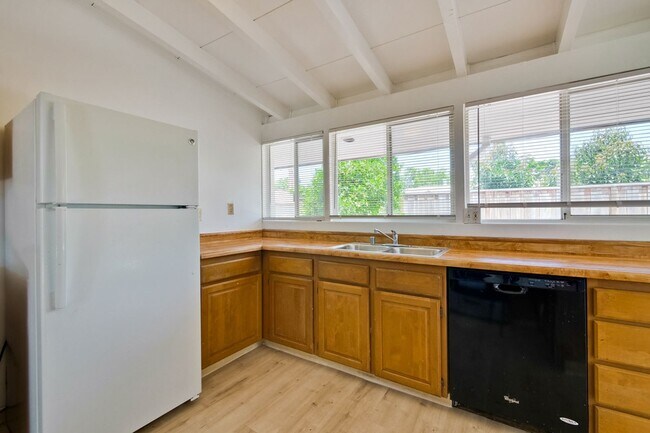 Building Photo - 3049 Harding Ave