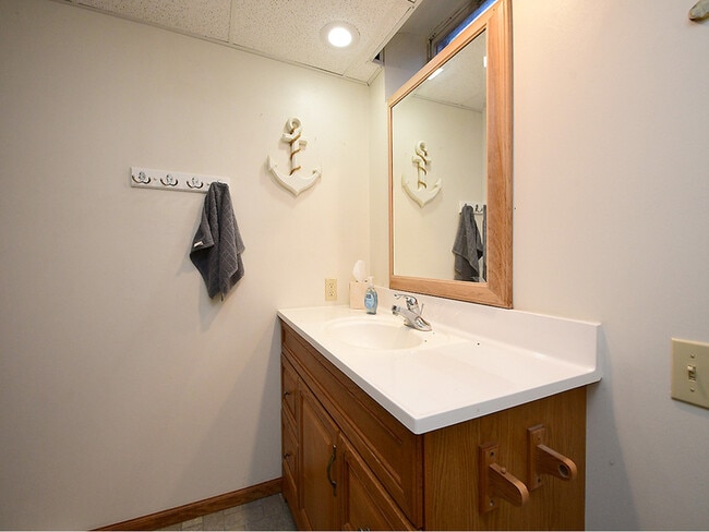 Building Photo - 705 E 9th St