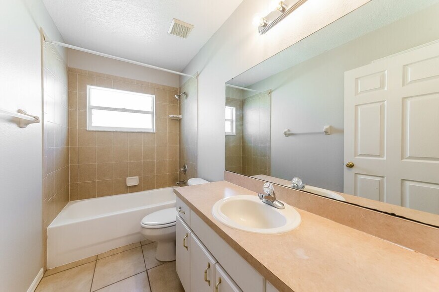 Building Photo - 13731 Ogakor Dr