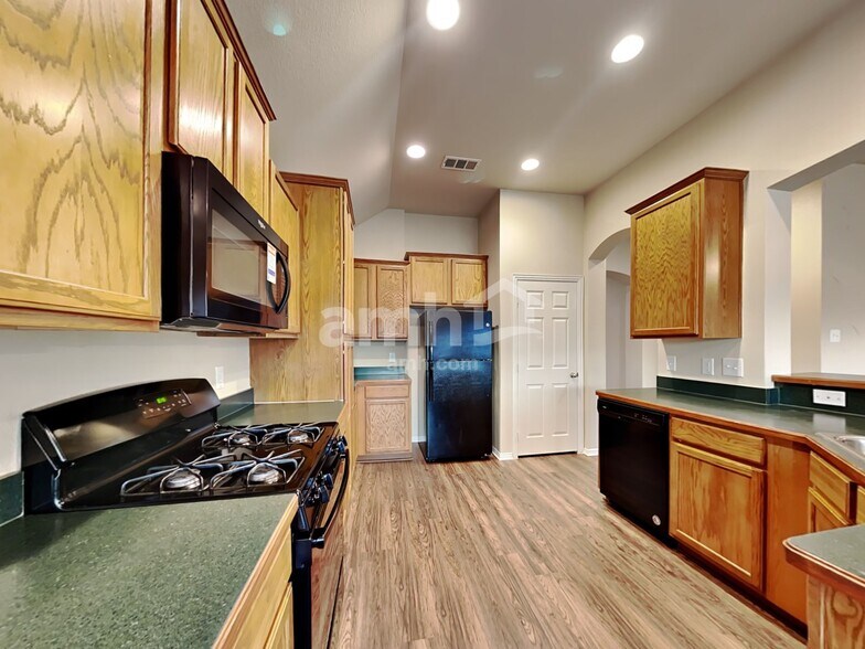 Building Photo - 1031 Hollow Creek Dr