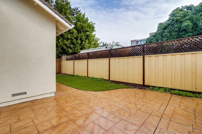 Building Photo - Beautiful 2 Bed/1 Bath Home only Blocks Fr...