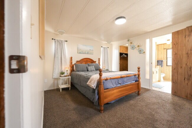 Building Photo - Stylish & Spacious 2-Bedroom Mobile Home