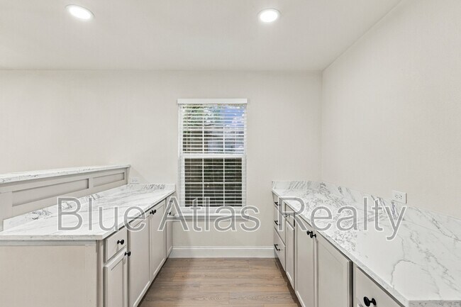 Building Photo - 116 Maple St