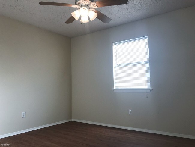 Building Photo - 2 br, 1 bath  - 1203 W 49th St Unit D