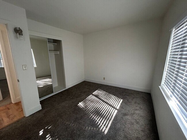 Building Photo - 1049