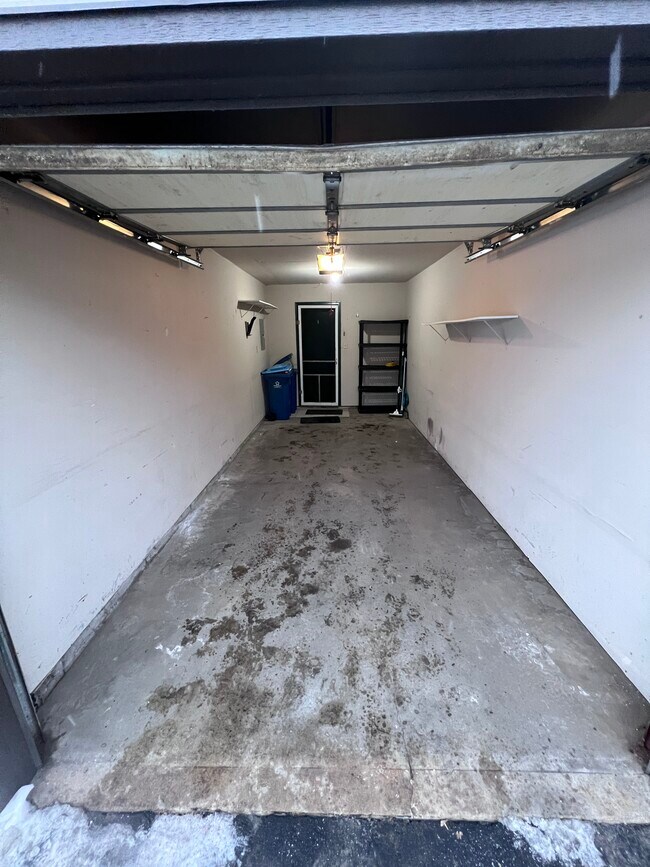 Extra deep 1 car attached garage - 1274 Greenbriar Ct