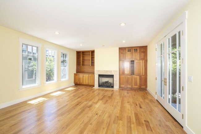 Building Photo - Lovingly Maintained 5 Bed, 3.5 Bath Execut...