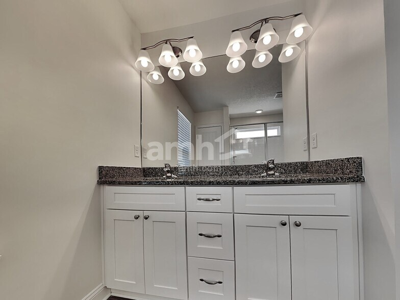 Building Photo - 3120 Creek Village Ln