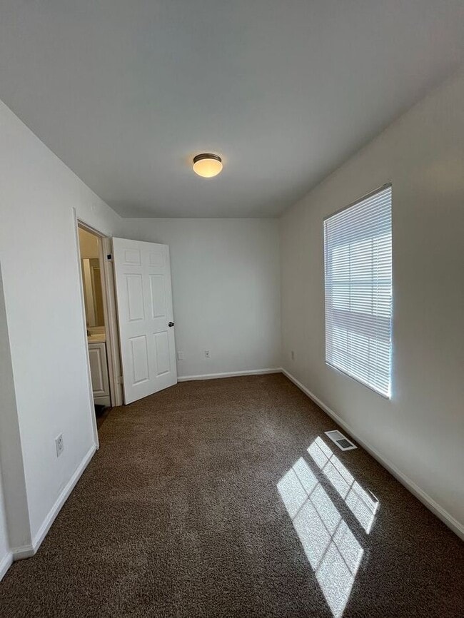 Building Photo - Spacious 4-Bedroom Duplex with Modern Amen...