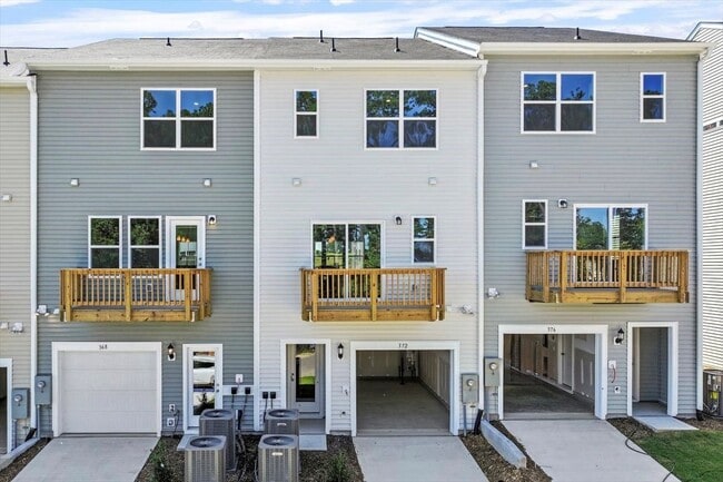 Building Photo - 372 Chesapeake Cmns St