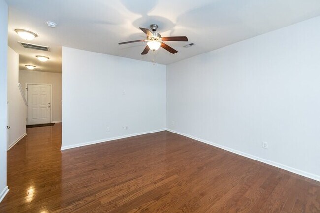 Building Photo - Beautiful 3BD/2.5BA Townhome in the Lions ...